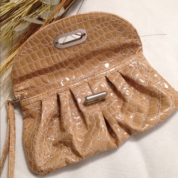 NEW Clutch Purse Wristlet Reptile Tan Toggle Flap Polka Dot Lined Mainstreet MSC - Picture 3 of 8